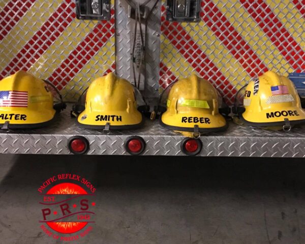 A group of yellow helmets on top of a shelf.